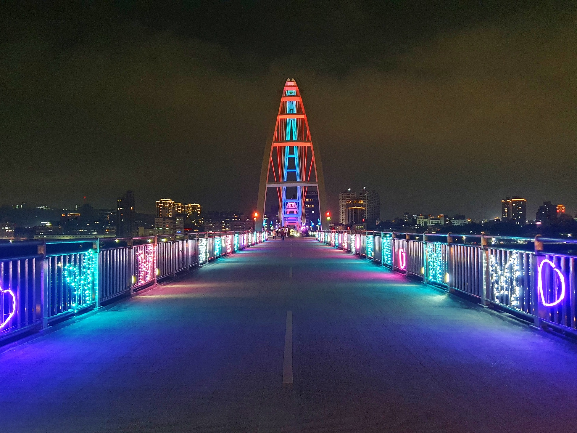 新月橋欄杆掛上繽紛的LED燈串，為新月橋增添許多浪漫氛圍 (2)